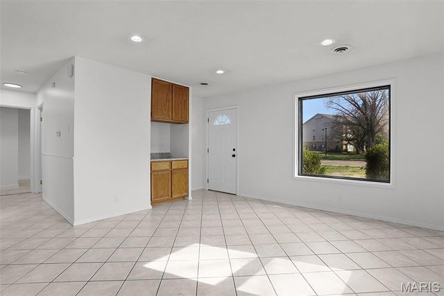 12245 Bennington Place, Maryland Heights, MO 63043