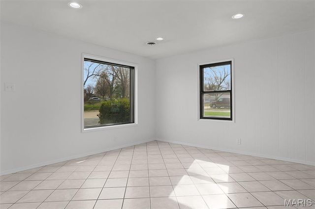 12245 Bennington Place, Maryland Heights, MO 63043