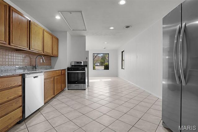 12245 Bennington Place, Maryland Heights, MO 63043