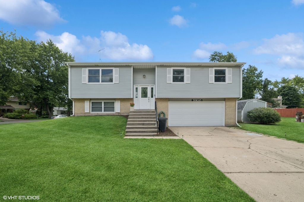 30W145 Country Lakes Drive, Naperville, IL 60563