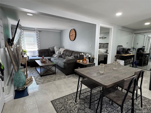 4 Lafayette, Copiague, NY 11726