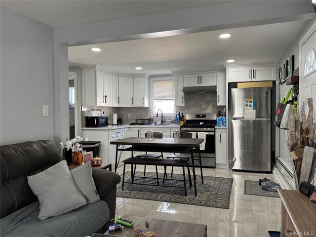 4 Lafayette, Copiague, NY 11726
