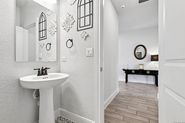 25330 Donahue, San Antonio, TX 78255