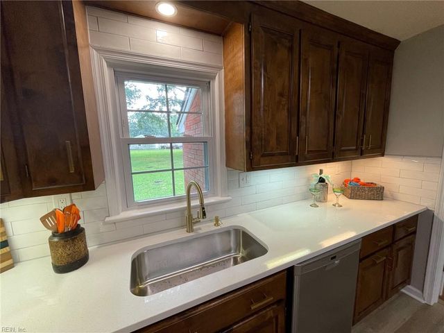 145 Hurdle Dr DR, Chesapeake, VA 23322