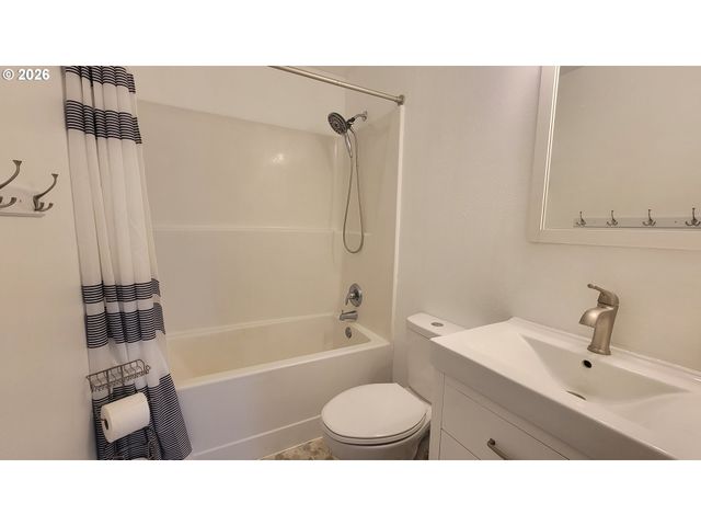 800 TERRITORIAL St, Harrisburg, OR 97446
