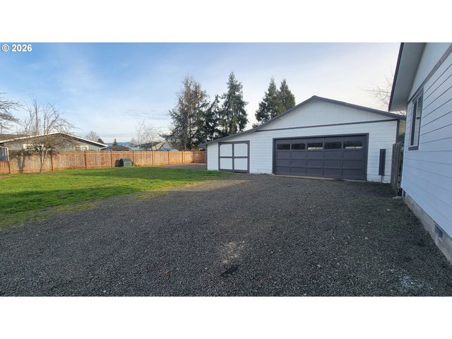 800 TERRITORIAL St, Harrisburg, OR 97446
