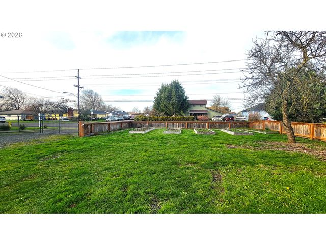 800 TERRITORIAL St, Harrisburg, OR 97446