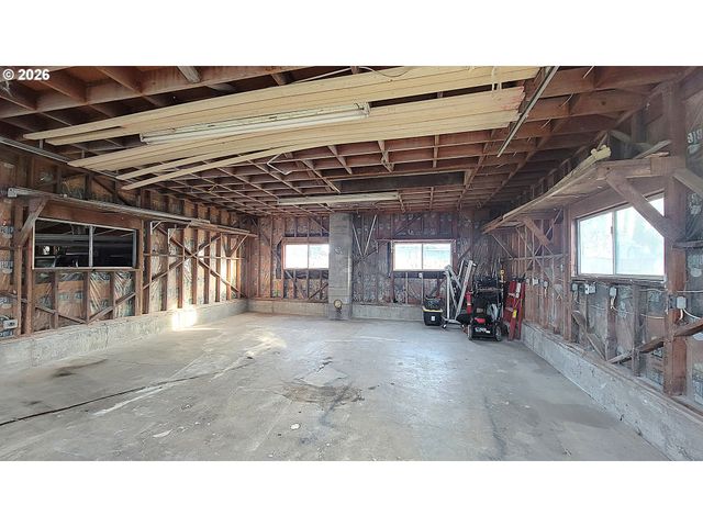 800 TERRITORIAL St, Harrisburg, OR 97446