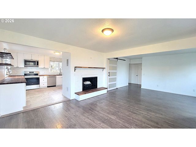 800 TERRITORIAL St, Harrisburg, OR 97446