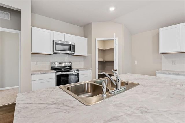 435 Valley View Drive, Tonganoxie, KS 66086