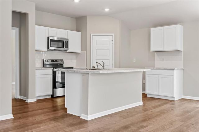 435 Valley View Drive, Tonganoxie, KS 66086