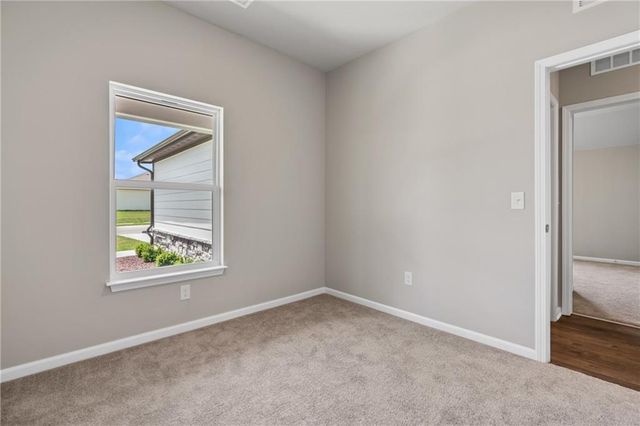 435 Valley View Drive, Tonganoxie, KS 66086
