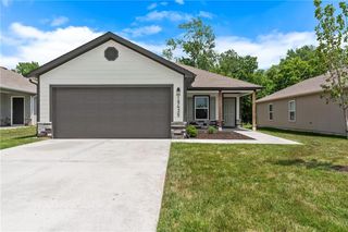 435 Valley View Drive, Tonganoxie, KS 66086