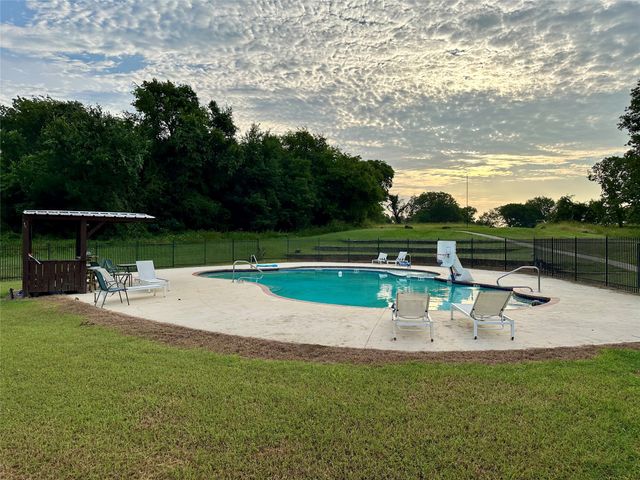 2085 S Oaks Lane, Lone Oak, TX 75453