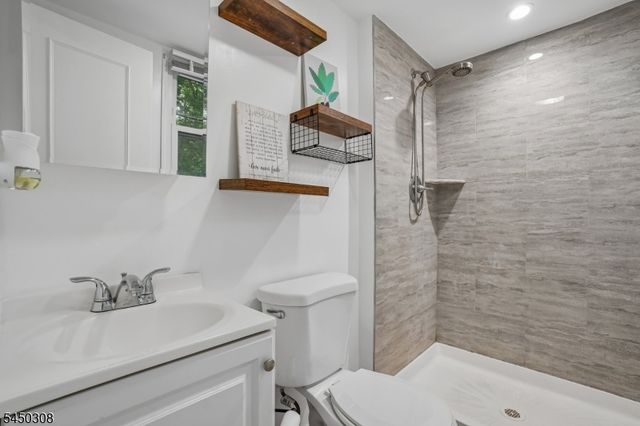 35 Iroquois Ave, Lincoln Park Boro, NJ 07035