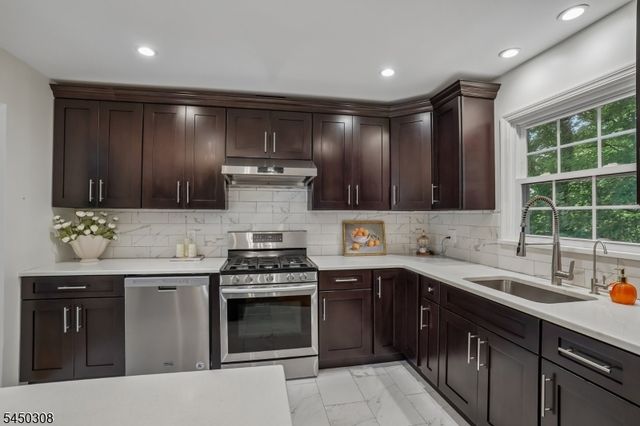 35 Iroquois Ave, Lincoln Park Boro, NJ 07035