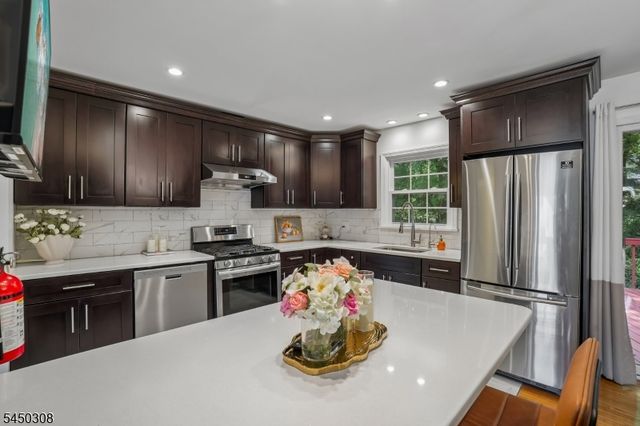 35 Iroquois Ave, Lincoln Park Boro, NJ 07035
