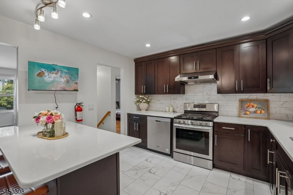35 Iroquois Ave, Lincoln Park Boro, NJ 07035