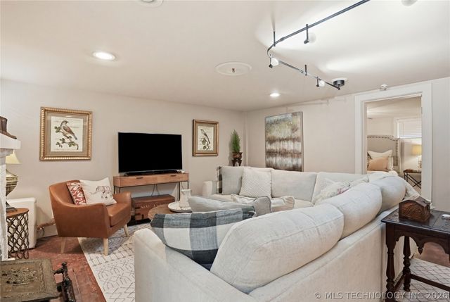 1315 S Guthrie Avenue, Tulsa, OK 74119