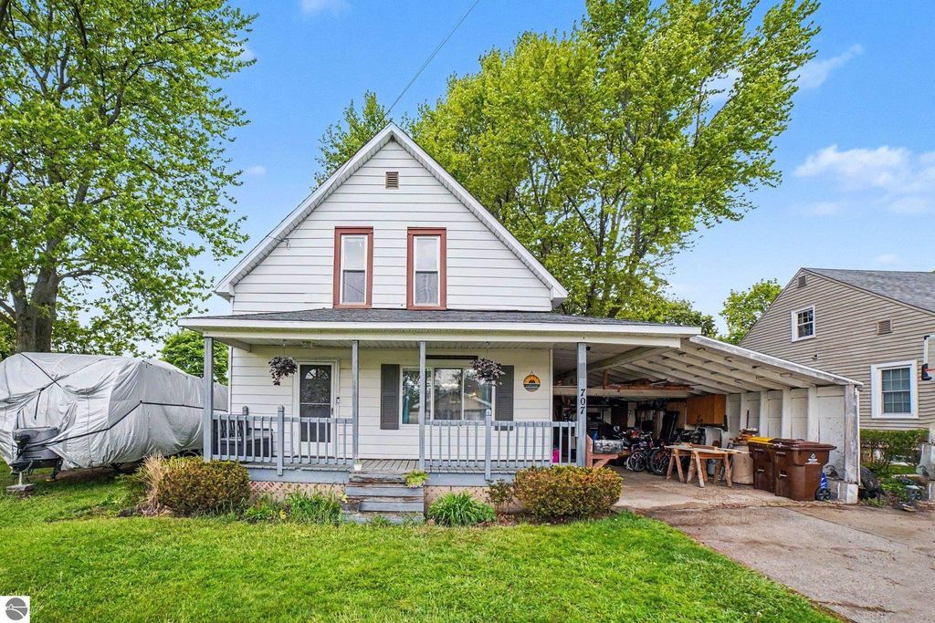 Image 1 of property listing at 707 N Republic Avenue, Alma, MI 48801