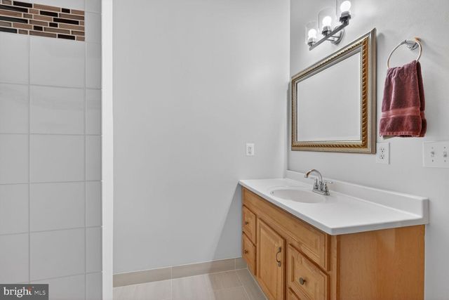 4406 ROUNDHILL RD, Alexandria, VA 22310