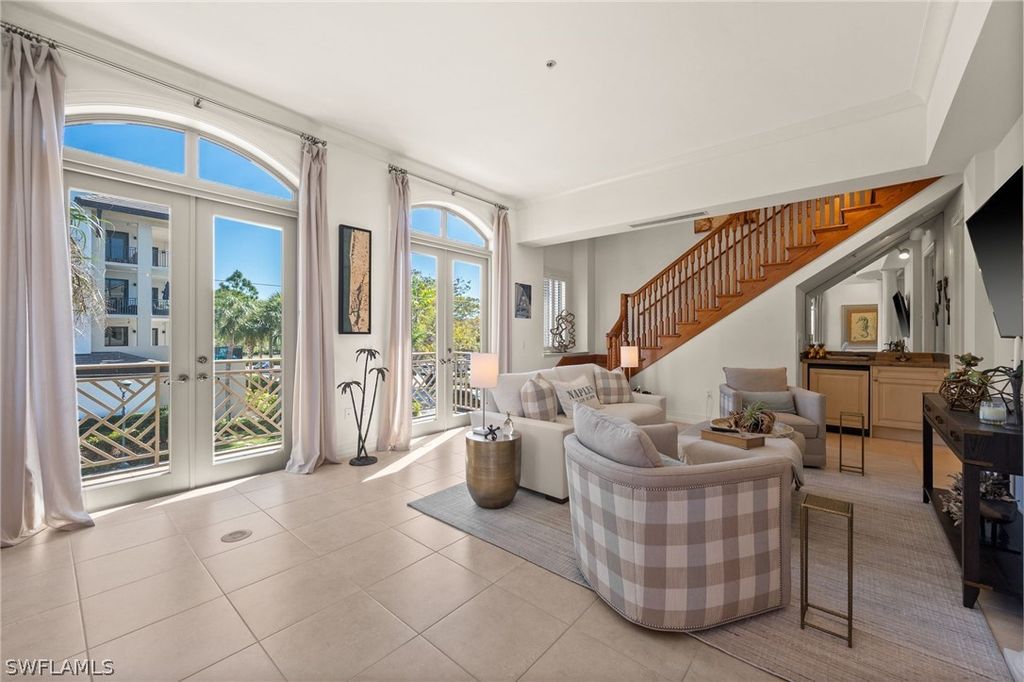 380 10TH ST S 202, Naples, FL 34102