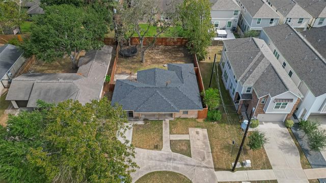 5609 Newcastle Street, Bellaire, TX 77401