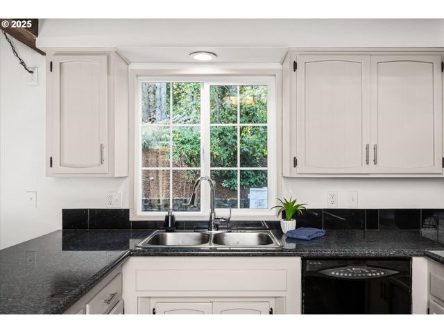 381 TALEMENA Dr, Cottage Grove, OR 97424