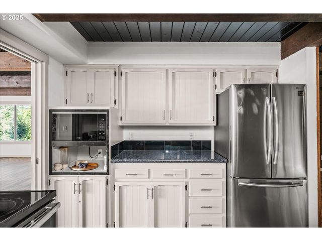 381 TALEMENA Dr, Cottage Grove, OR 97424