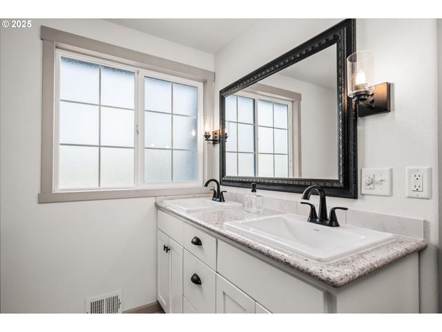 381 TALEMENA Dr, Cottage Grove, OR 97424