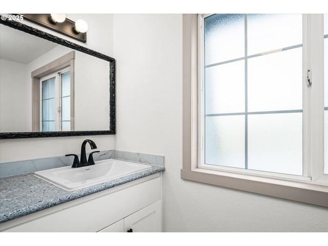 381 TALEMENA Dr, Cottage Grove, OR 97424