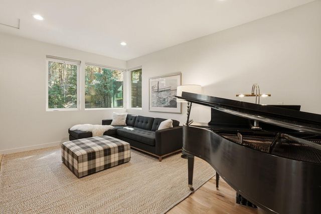 2048 NW Shiraz Court, Bend, OR 97703