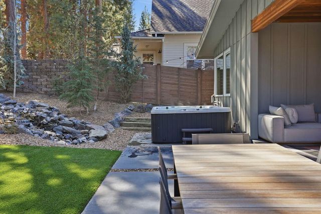 2048 NW Shiraz Court, Bend, OR 97703