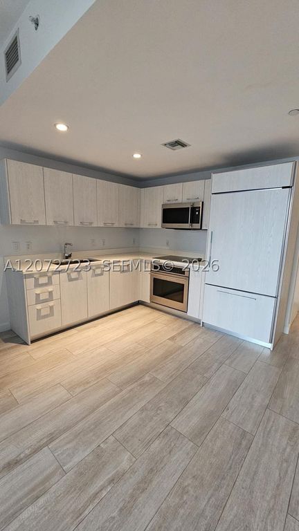 45 SW 9th St 2102, Miami, FL 33130