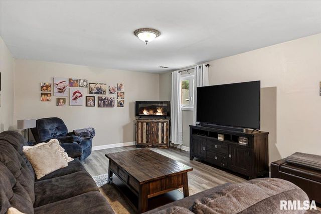 301 CARRIE Lane, Chatham, IL 62629