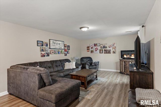 301 CARRIE Lane, Chatham, IL 62629