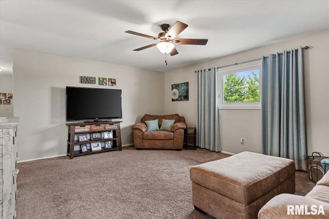 301 CARRIE Lane, Chatham, IL 62629