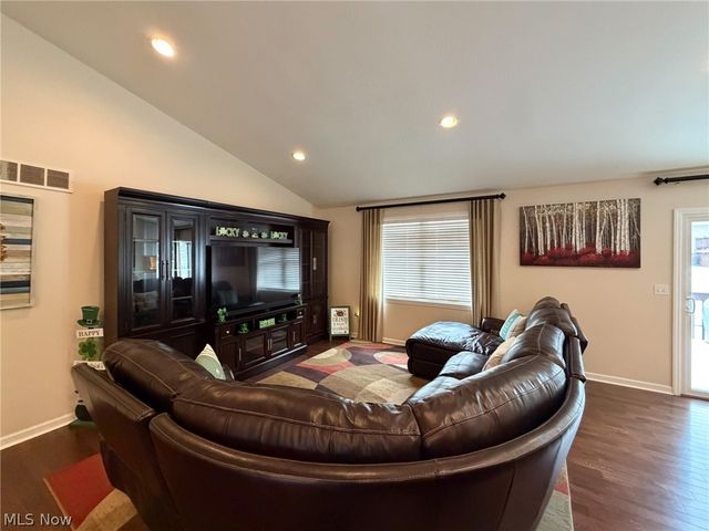 1343 COURTLAND Road, Weirton, WV 26062