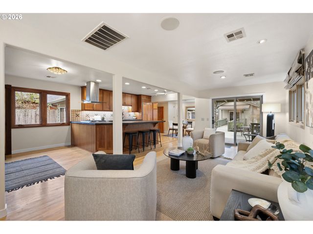 1350 E 25TH Ave, Eugene, OR 97403