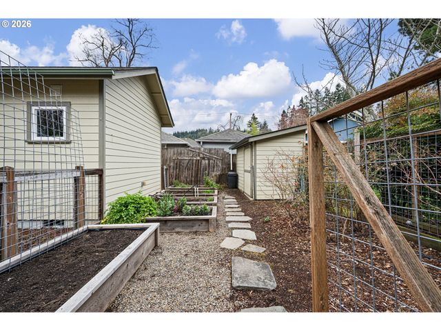 1350 E 25TH Ave, Eugene, OR 97403