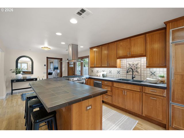 1350 E 25TH Ave, Eugene, OR 97403