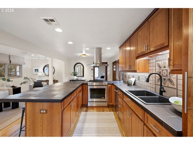 1350 E 25TH Ave, Eugene, OR 97403