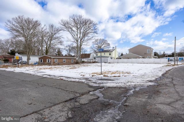 302 FALCON DR, Tuckerton, NJ 08087