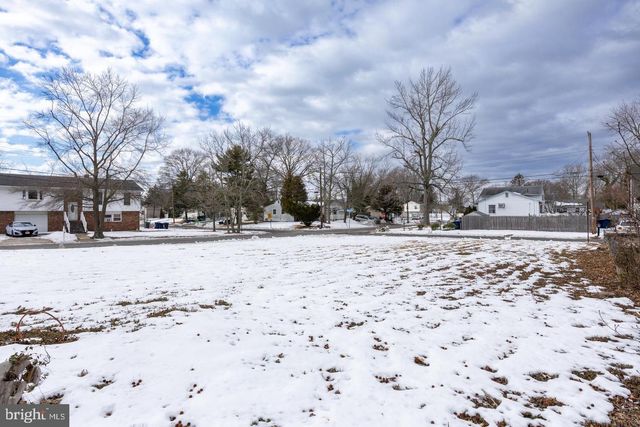 302 FALCON DR, Tuckerton, NJ 08087