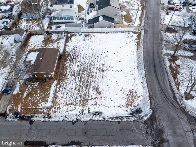 302 FALCON DR, Tuckerton, NJ 08087