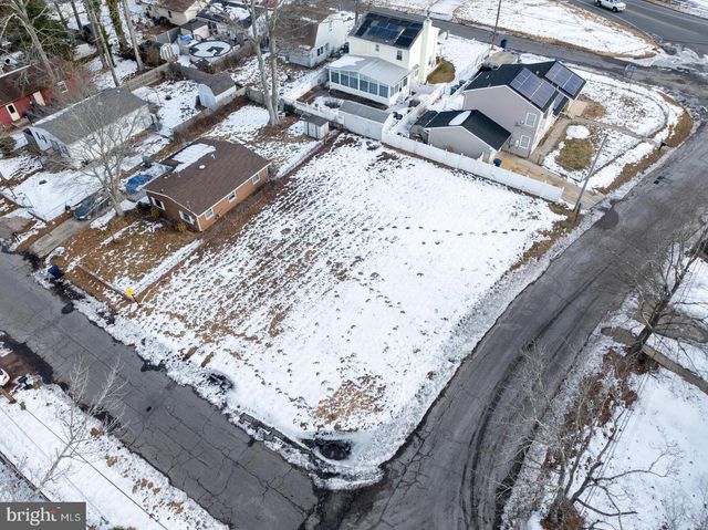 302 FALCON DR, Tuckerton, NJ 08087