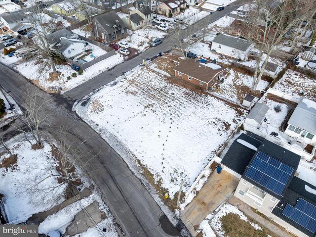 302 FALCON DR, Tuckerton, NJ 08087