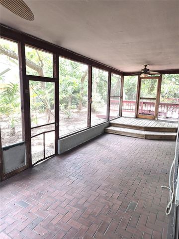 9913 W BAY STREET, Seminole, FL 33776