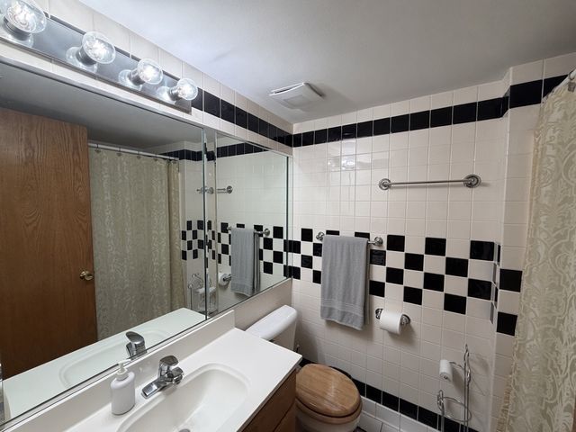 9211 S Roberts Road 1B, Hickory Hills, IL 60457