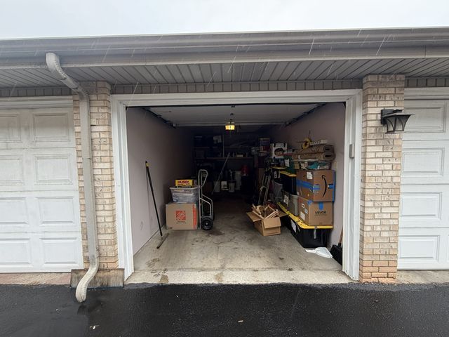 9211 S Roberts Road 1B, Hickory Hills, IL 60457